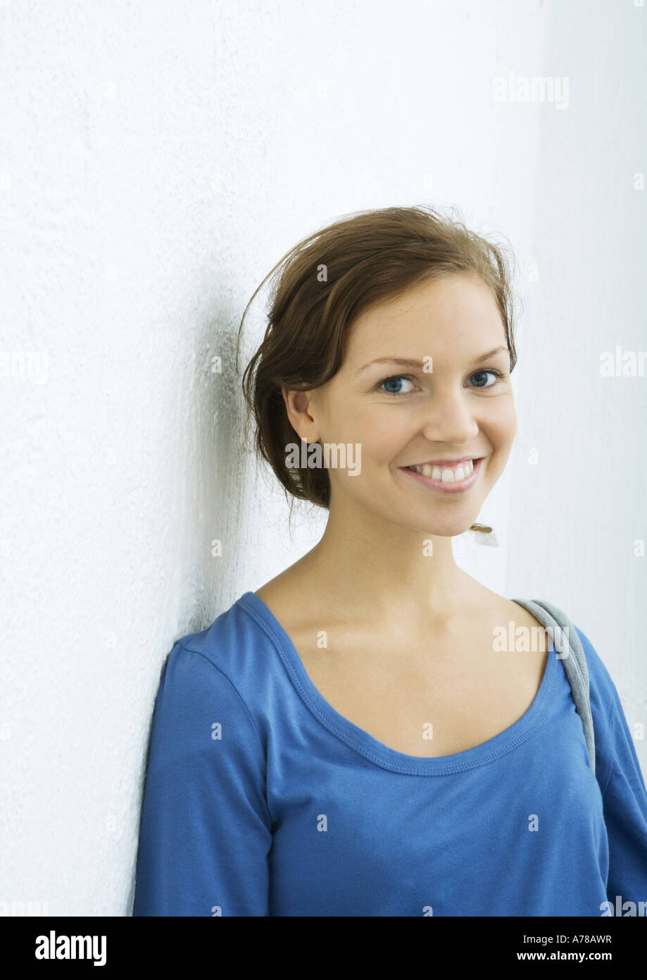 Young woman smiling at camera, portrait Stock Photo - Alamy