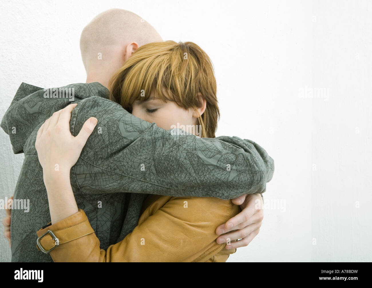 The Unexpected Meaning Behind A Womans Shoulder Hug - y3h6wop