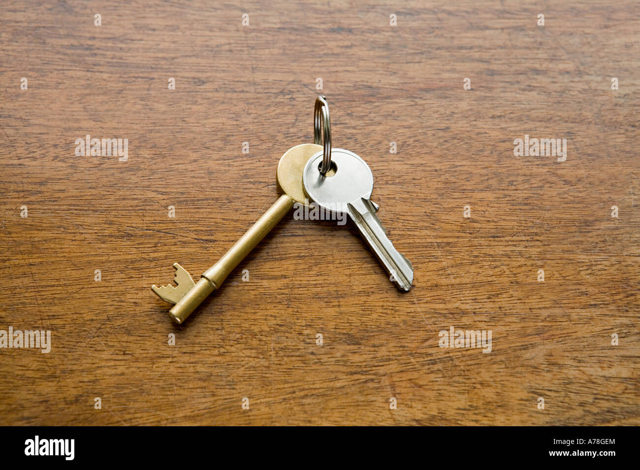 Keys on a table Stock Photo - Alamy