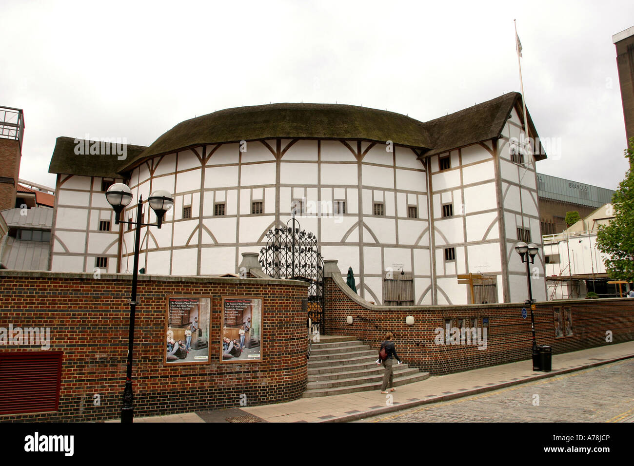 London rebuilt globe theatre bankside hires stock photography and