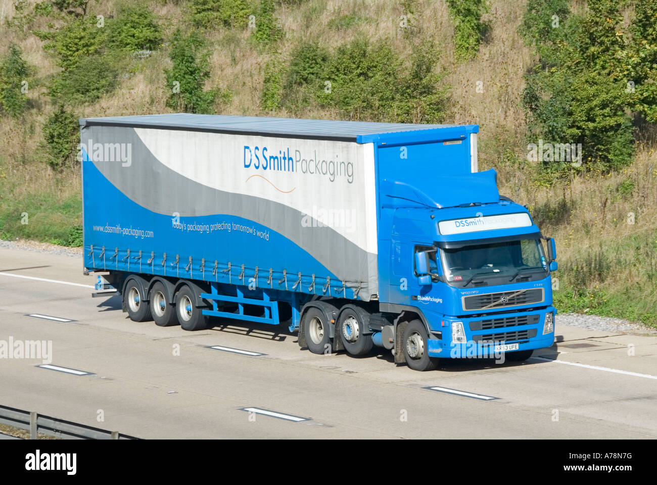 D S Smith Packaging articulated trailer & Volvo lorry Stock Photo Alamy