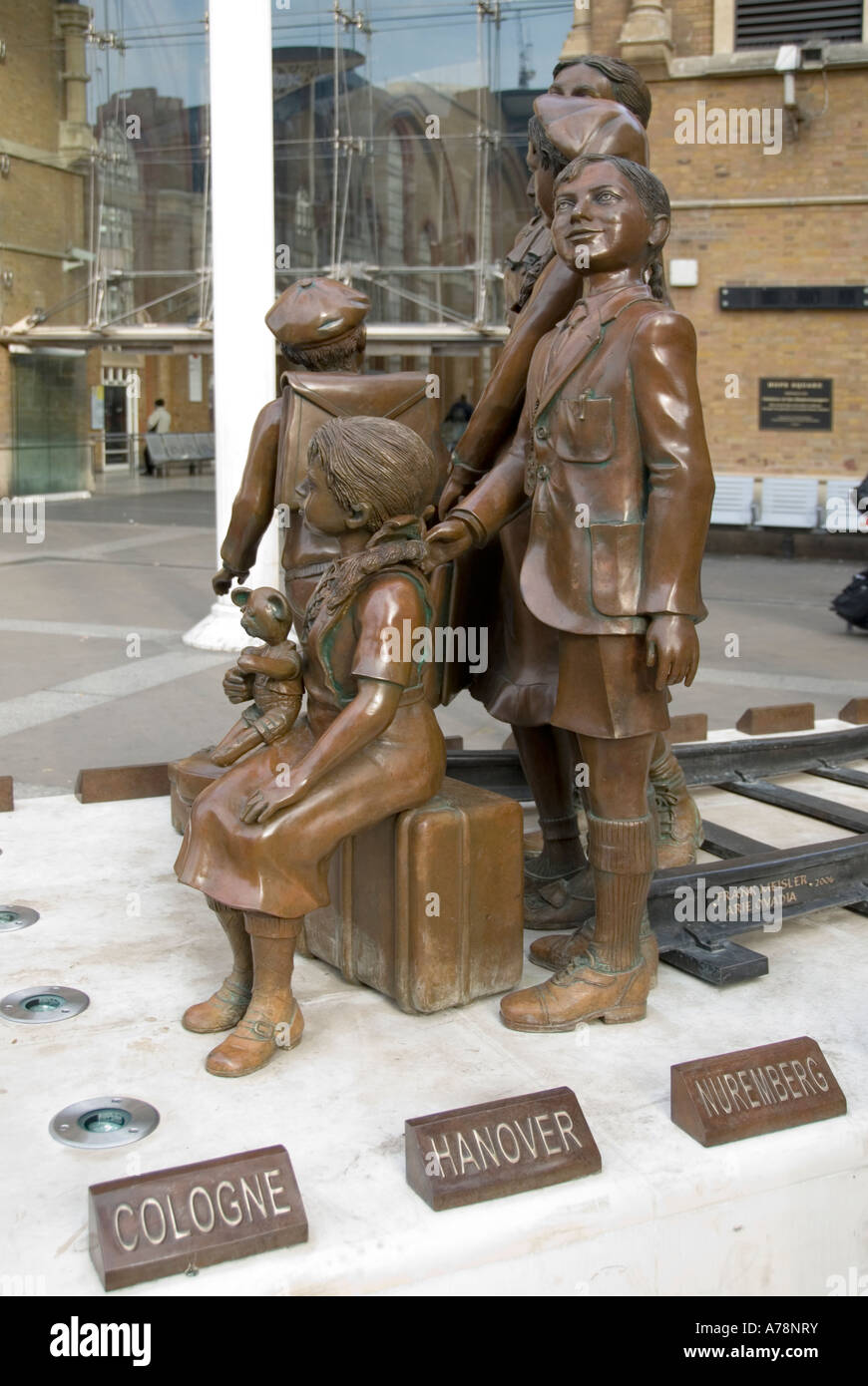 Kindertransport Memorial by Frank Meisler outside London train station Stock Photo