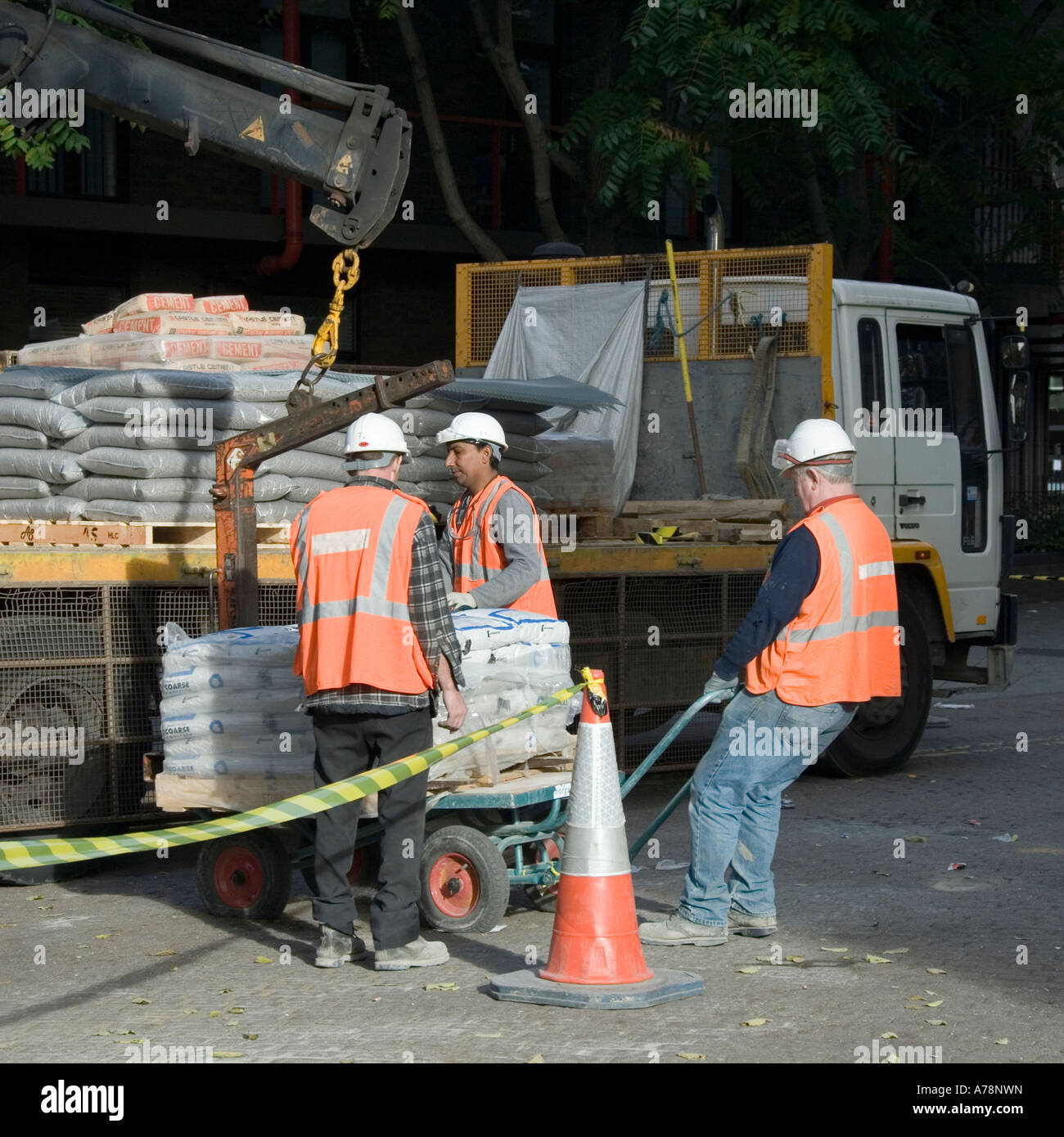 Workmen wearing hard hats hi-res stock photography and images - Alamy