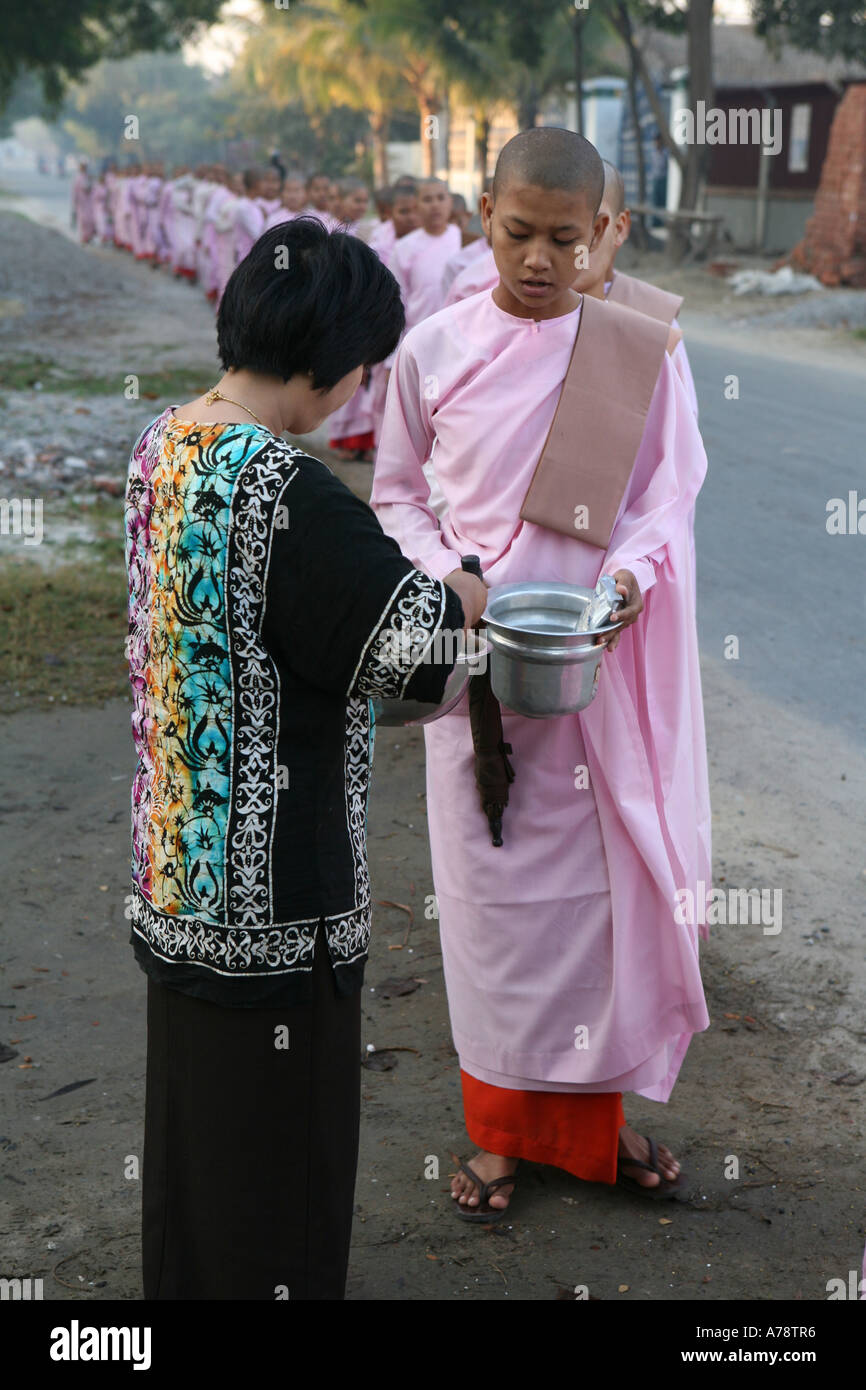 Buddhist nuns on alm round, early moring in Mandalay (Burma - Myanmar) Stock Photo