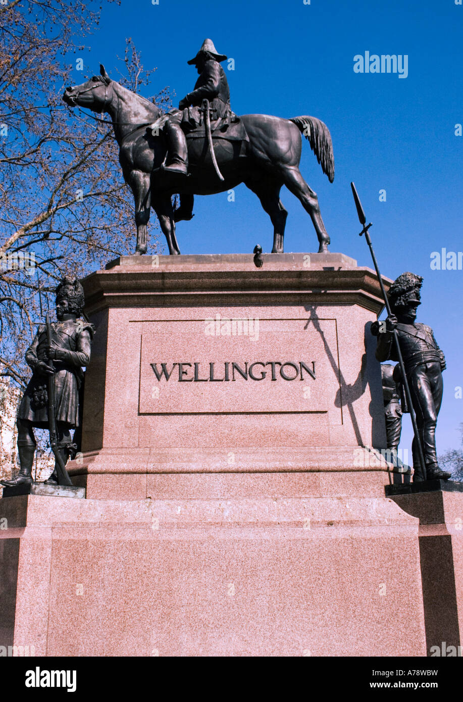 WELLINGTON monument on the border of Green Park, depicting the duke in the saddle, flanked by  dragoon guards. Stock Photo
