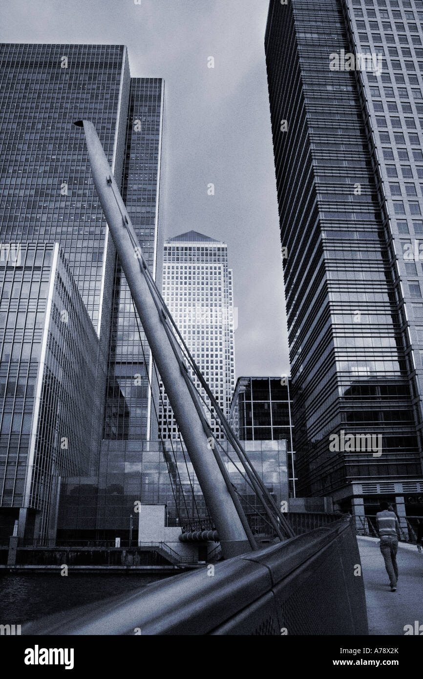 LITTLE MANHATTAN.  Bridge linking South Quays to Canary Wharf, in Docklands, London.  Tinted monochrome image. Stock Photo
