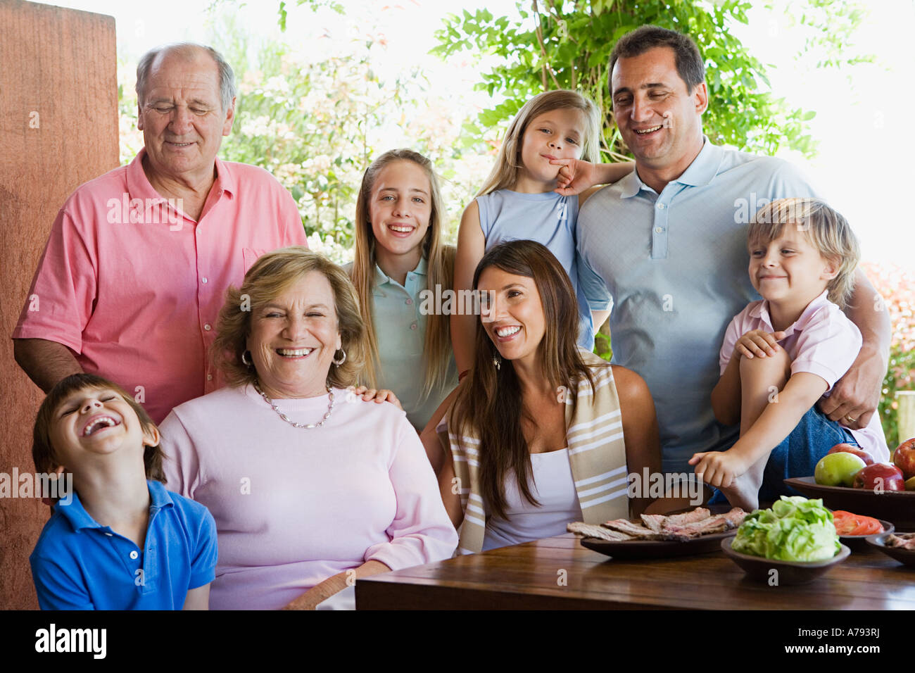 Интеллигентная семья. Счастливая семья 2 девочки. У мужа три семьи. Семья с бабушкой и дедушкой. Семья фото футаж.