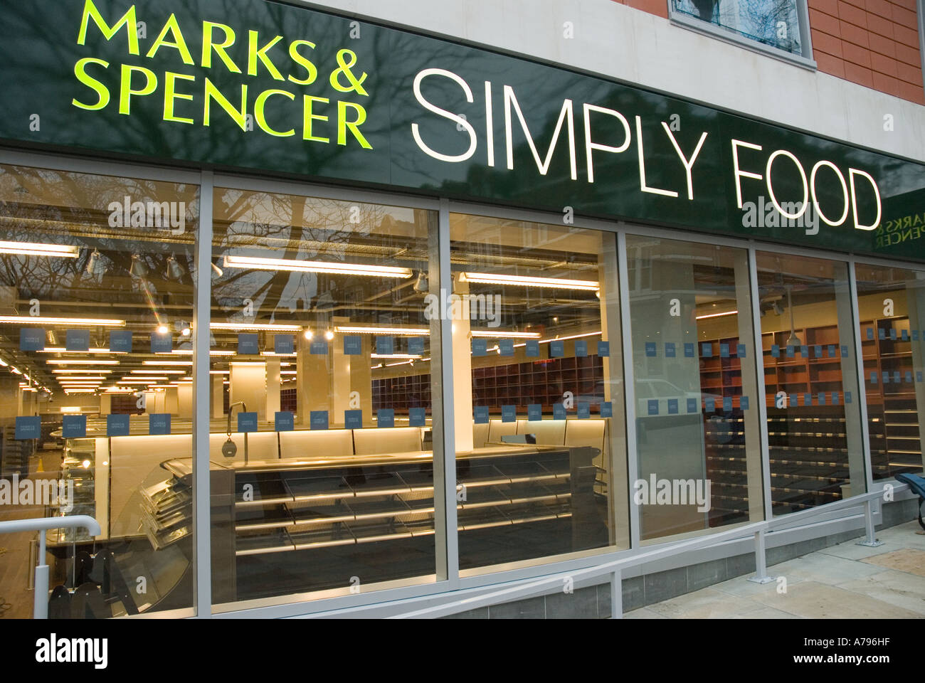 London marks spencer simply food hi-res stock photography and images - Alamy