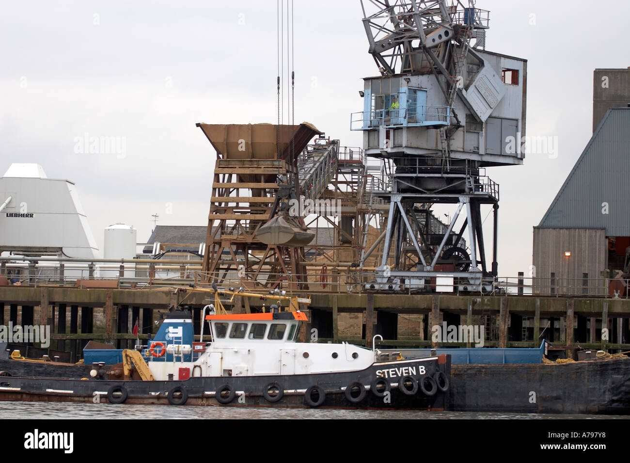 Crane unloading from a barge by the River Thames Battersea London SW11 ...