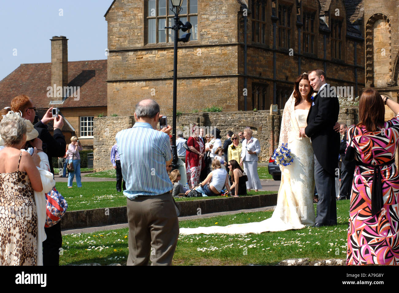 Bride groom pose formal hi-res stock photography and images - Alamy