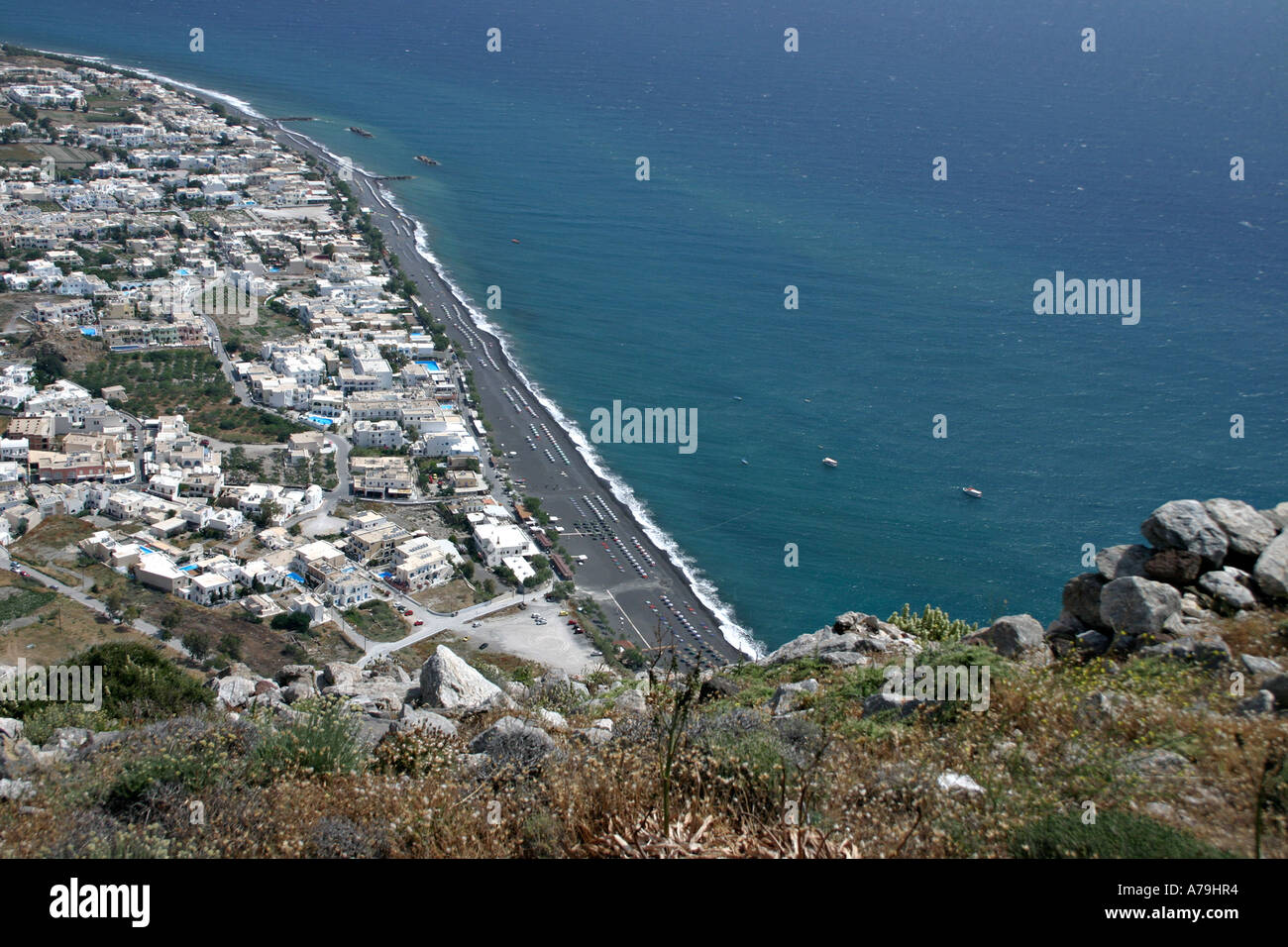 Kamari Beach from high above: The view of Kamari Beach and the town behind from high up in Old Thira Stock Photo