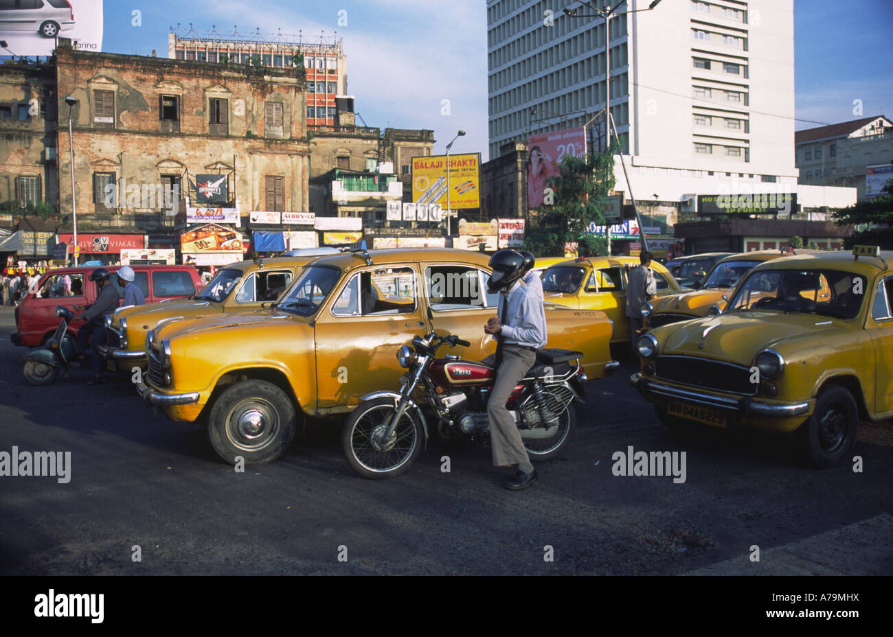 Traffic waiting at traffic lights in Kolkata (Calcutta), West Bengal, India Stock Photo