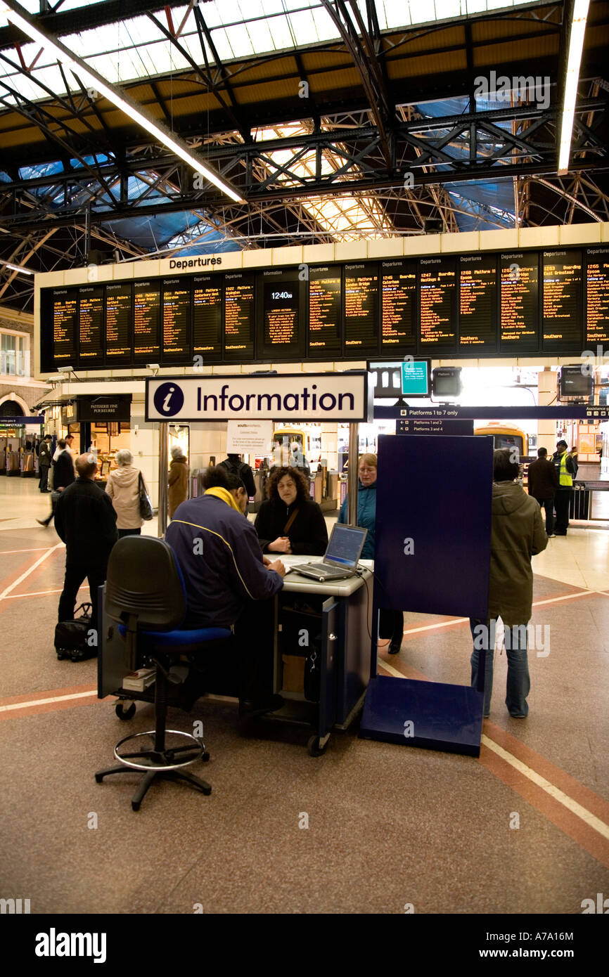 Travel Information Desk Concourse Victoria Station London Uk Stock