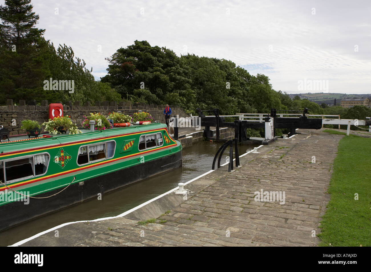 Lock Chamber Barge narrowboat entering lock hi-res stock photography and images - Alamy