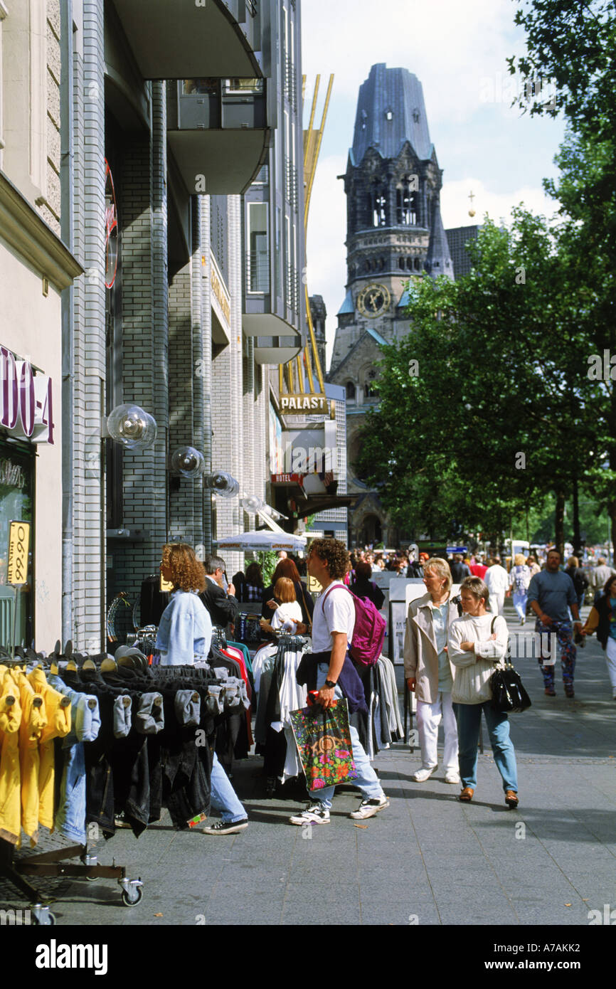 Sidewalk cafe and shoppers near Kaiser Wilhelm Memorial Church in Berlin Stock Photo