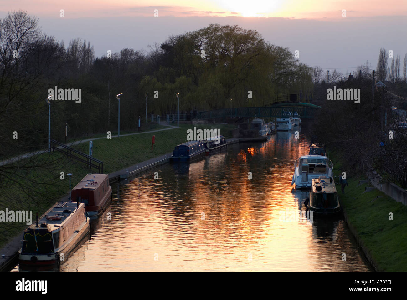 Boats moored up and settling in at evening time on the Fossdyke canal at Saxilby  in Lincolnshire 'Great Britain' Stock Photo