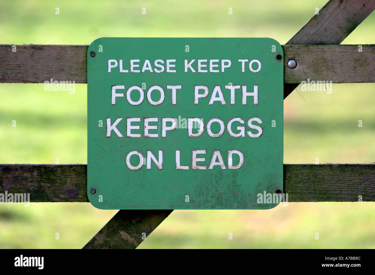 Please keep your dog on a leash hires stock photography and images Alamy