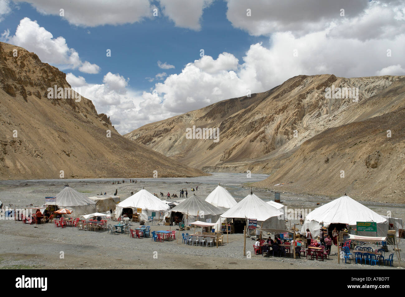 lunch stop leh to manali road Stock Photo