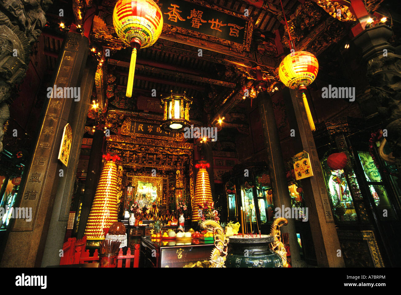 Chinese temple altar hi-res stock photography and images - Alamy