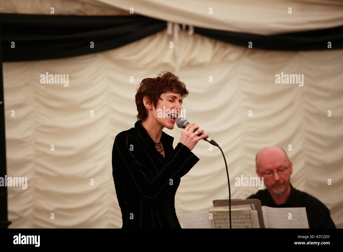 Sarah Bennett performing live at the Nantwich Blues and Jazz Festival in 2007 Stock Photo