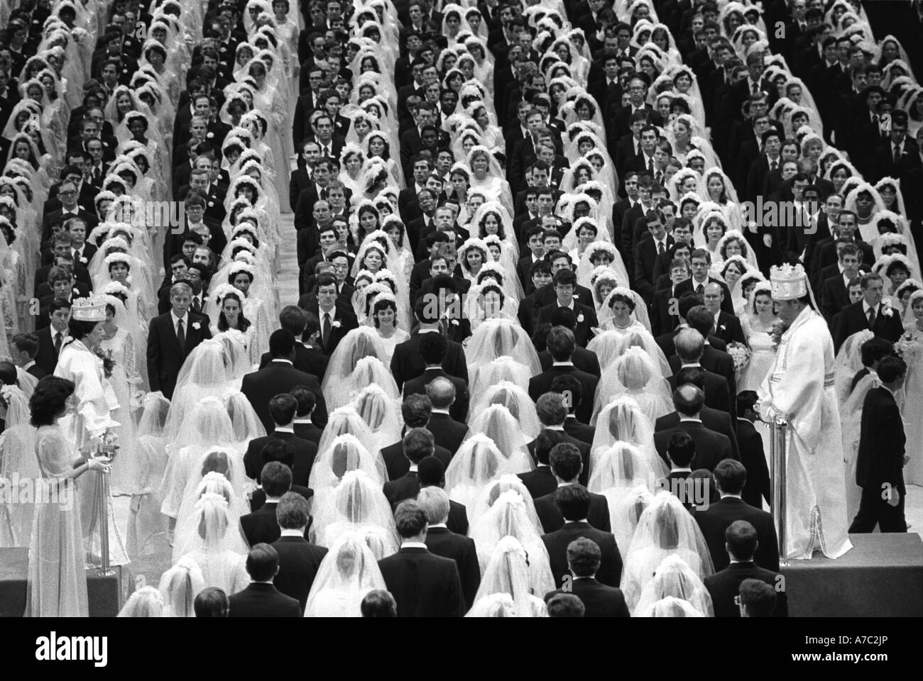 Rev Sun Myung Moon R and his wife L officiate over a mass wedding at Madison Square Garden in New York City in 1982 Stock Photo