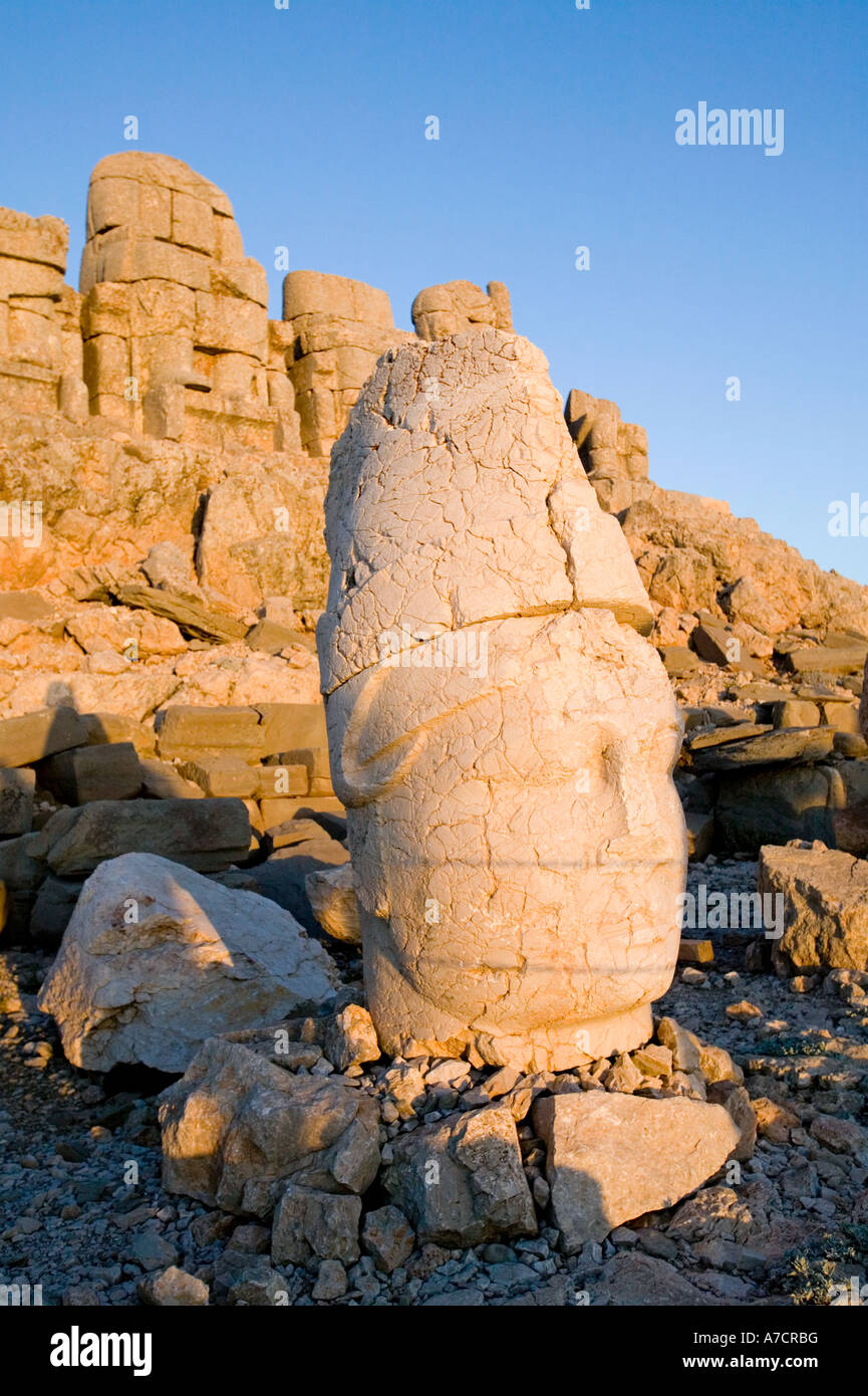 Giant stone heads infront of the Antiochus 1 Epiphanes funery mound, Mount Nemrut, South-eastern Anatolia Stock Photo