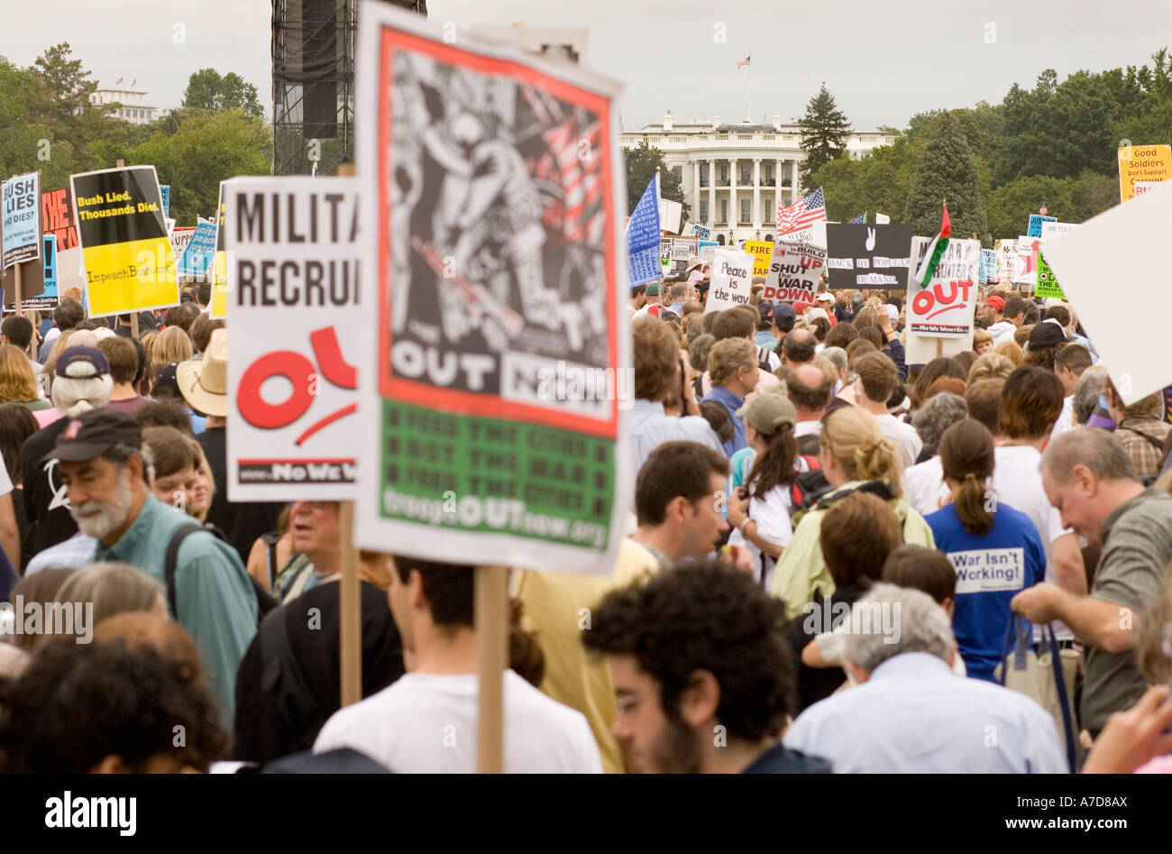 Protesters against the Iraq war outside the White House Washington DC US USA sept 24 2005 Stock Photo