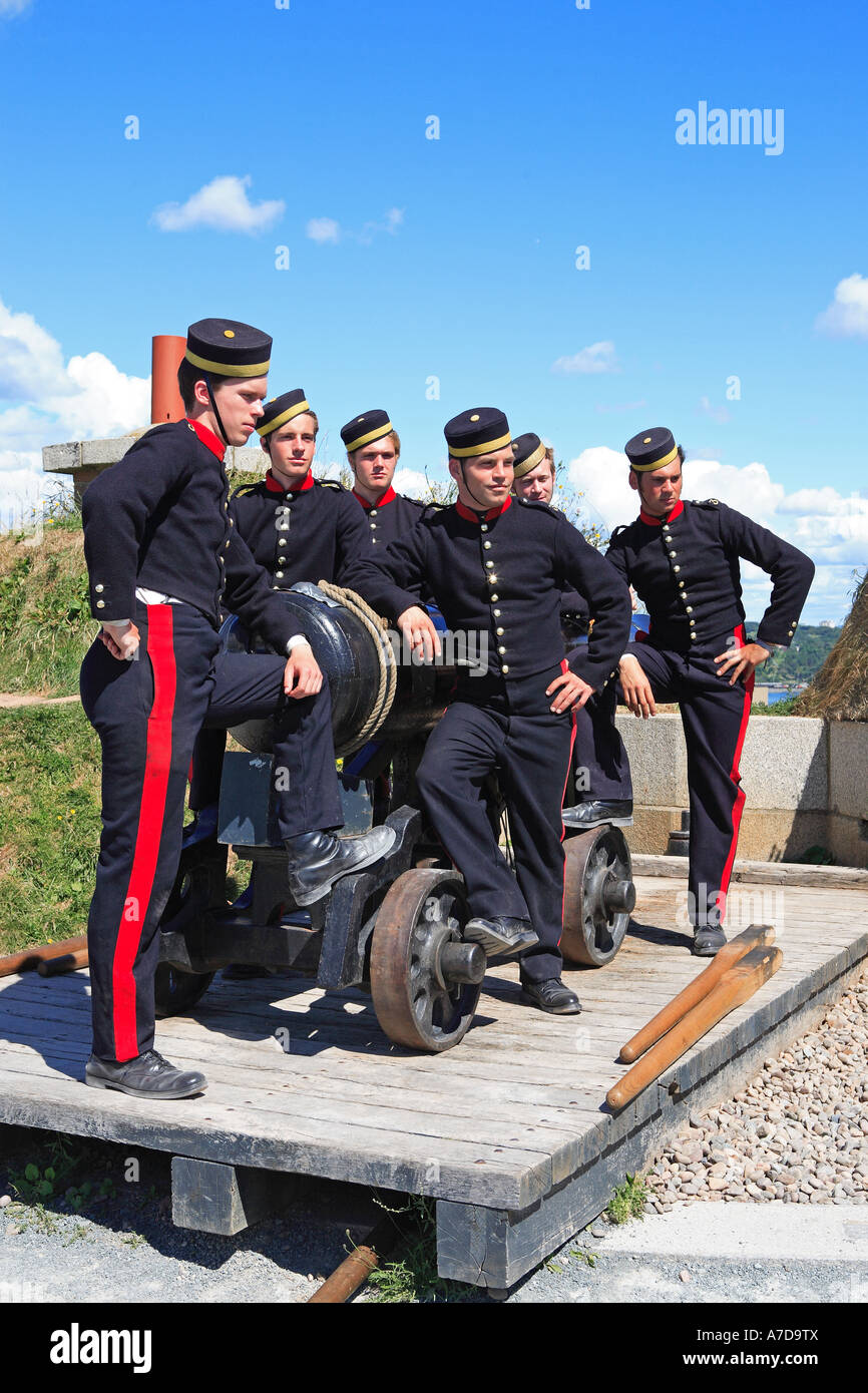 Soldiers pose hi-res stock photography and images - Alamy