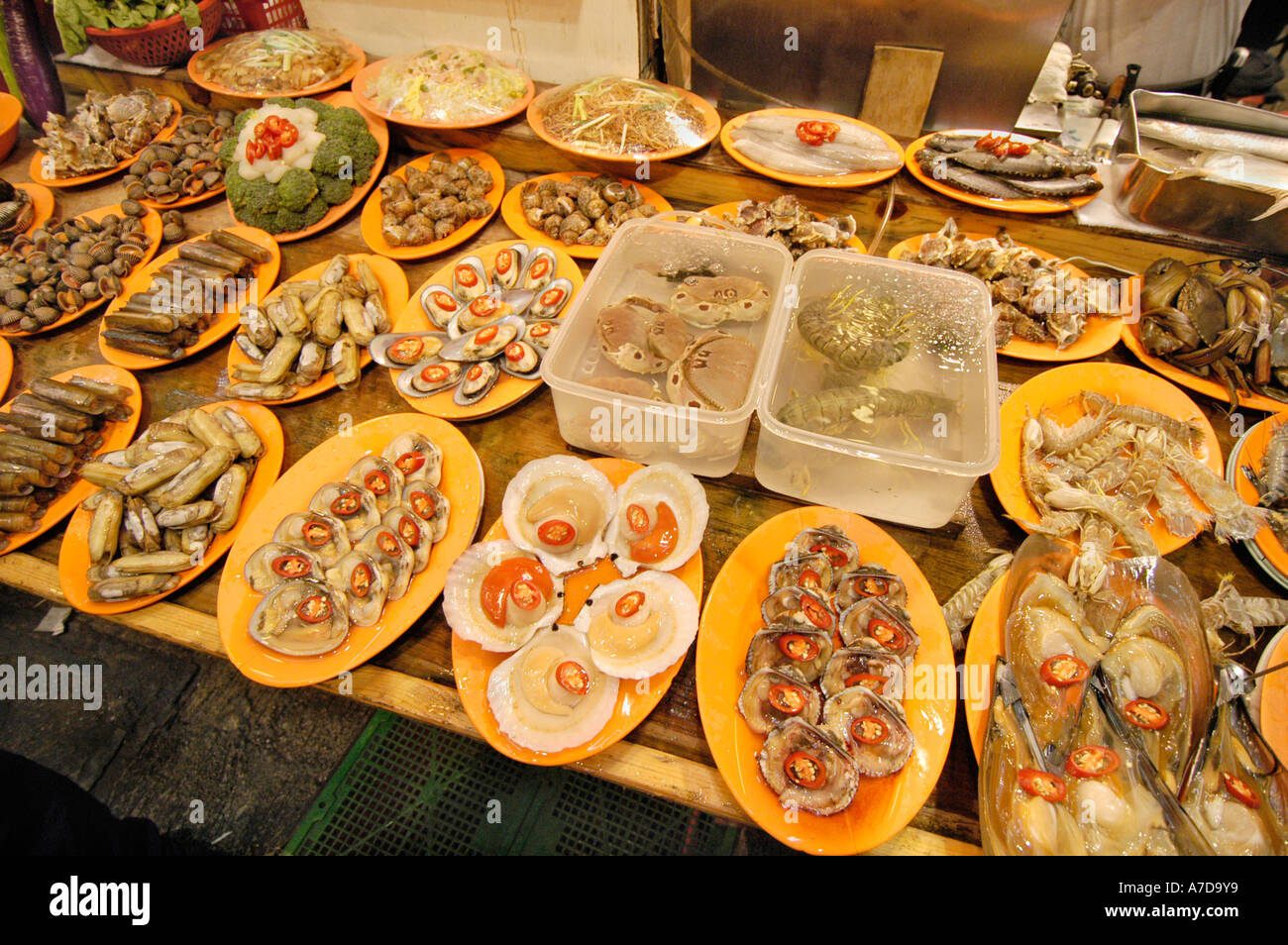 Seafood platter at the nightmarket of Kowloon, Hong Kong, China Stock