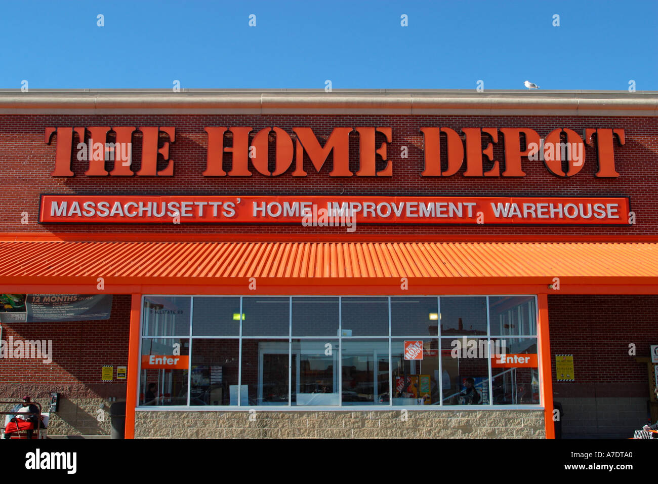 Home Depot Employee High Resolution Stock Photography And Images Alamy
