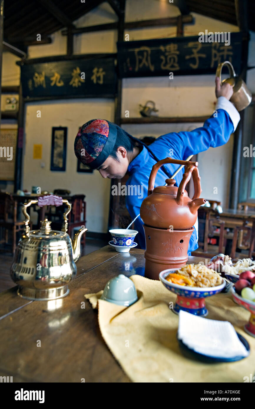 https://c8.alamy.com/comp/A7DXGE/china-hangzhou-young-tea-server-pours-tea-from-behind-his-back-using-A7DXGE.jpg