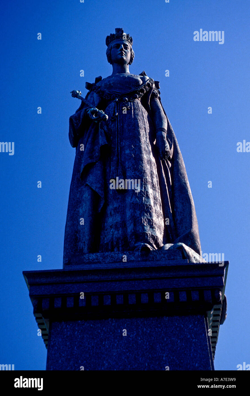 statue of Queen Victoria in front of the Parliament Buildings in the