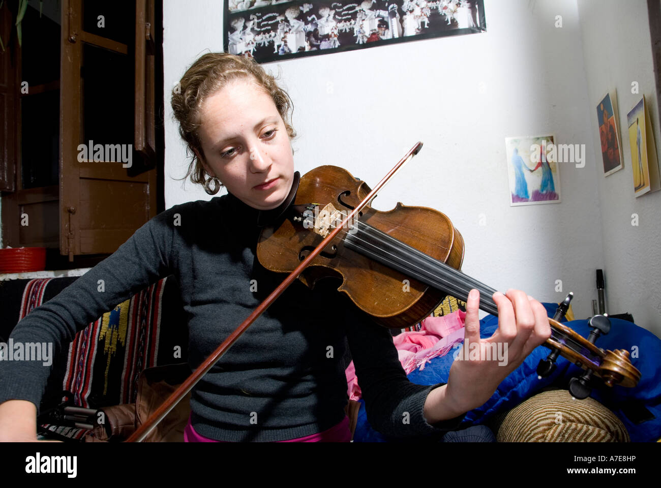 Young woman playing the violin Stock Photo - Alamy