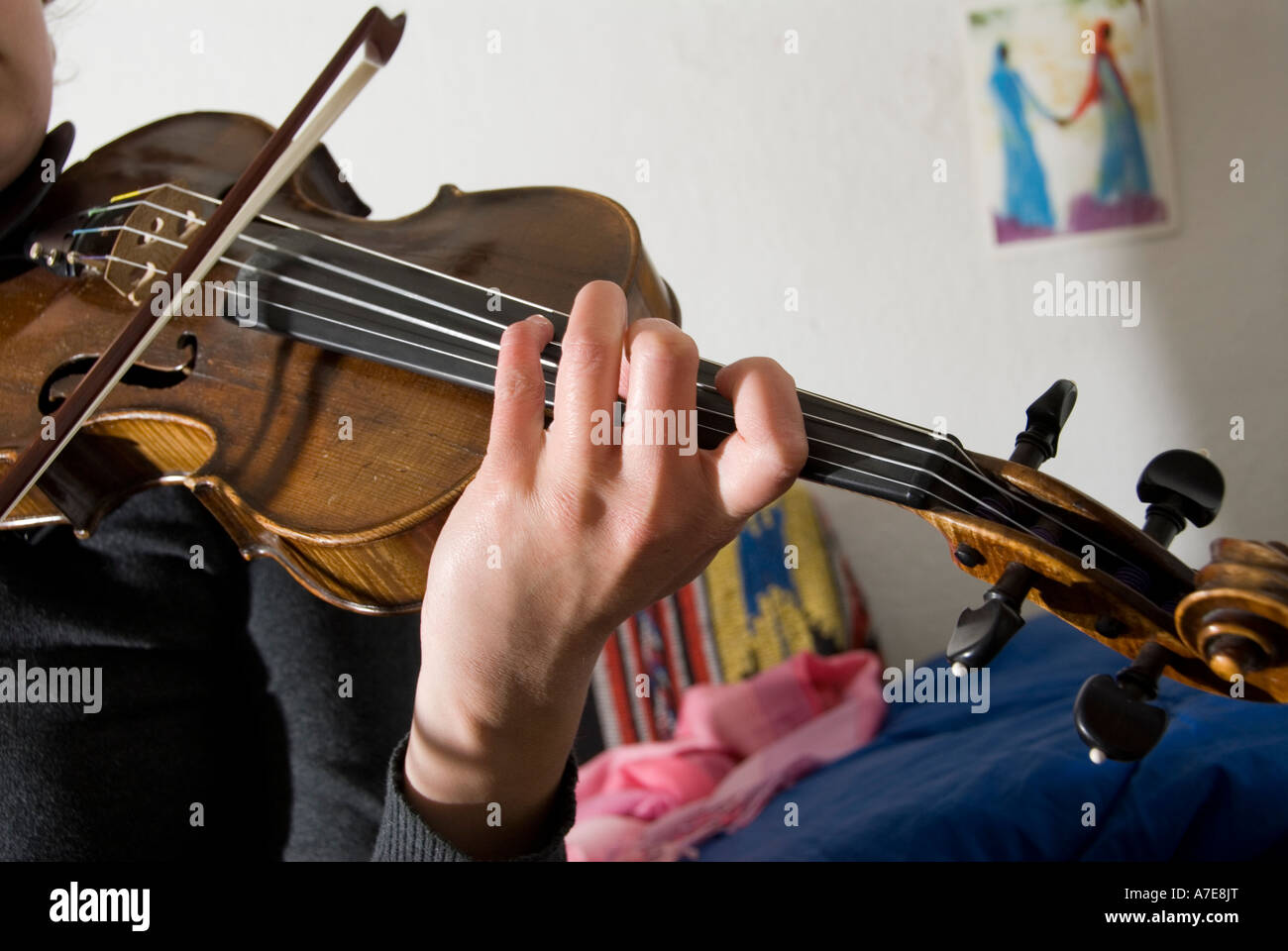Young woman playing the violin Stock Photo - Alamy