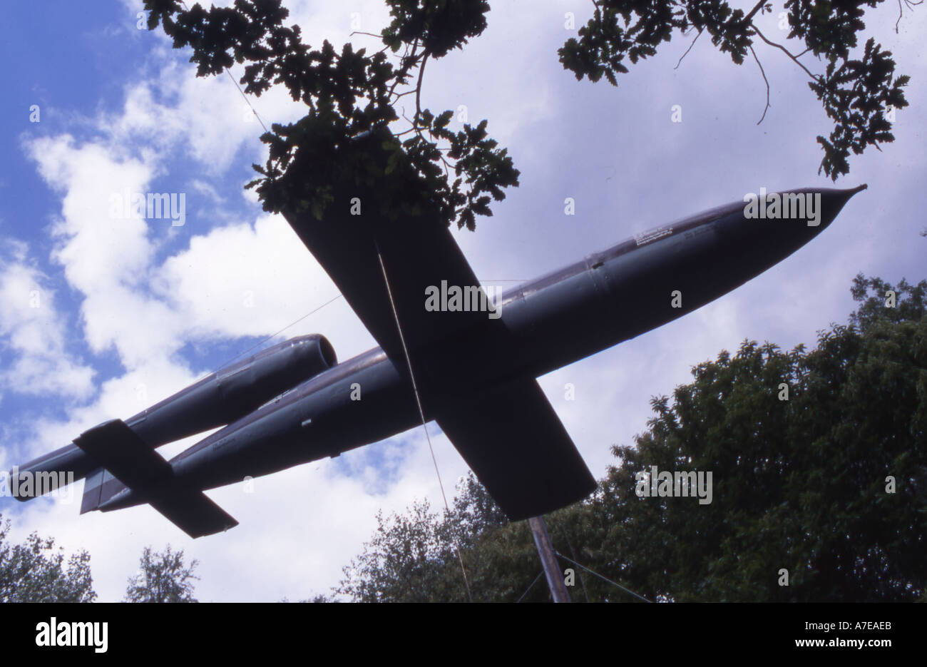 トランプ ANYONE BOMB V1 V2 War Thunder V-1 Buzz Bomb- World War 2 Sound Effects - YouTube