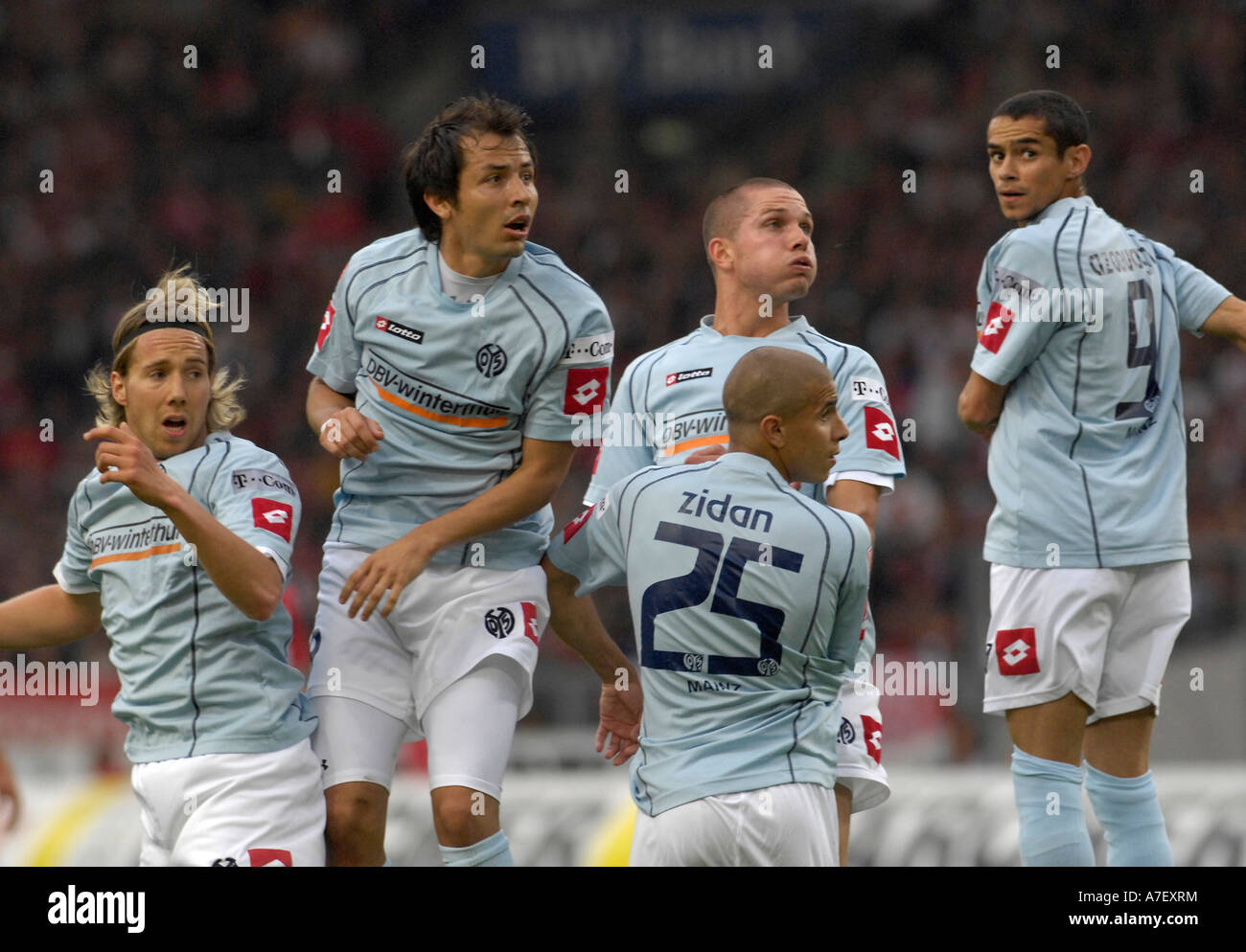 FSV Mainz 05 wall after free kick by VfB Stuttgart, f.l.t.r. Fabian GERBER, Ekin SOTO, Leon ANDREASEN, Mimoun AZAOUAGH, unten M Stock Photo
