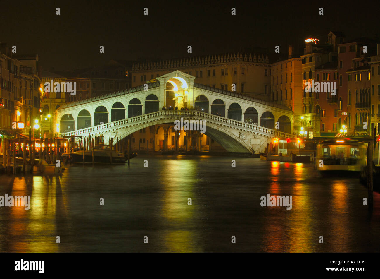 Venice by night by rialto bridge hi-res stock photography and images ...