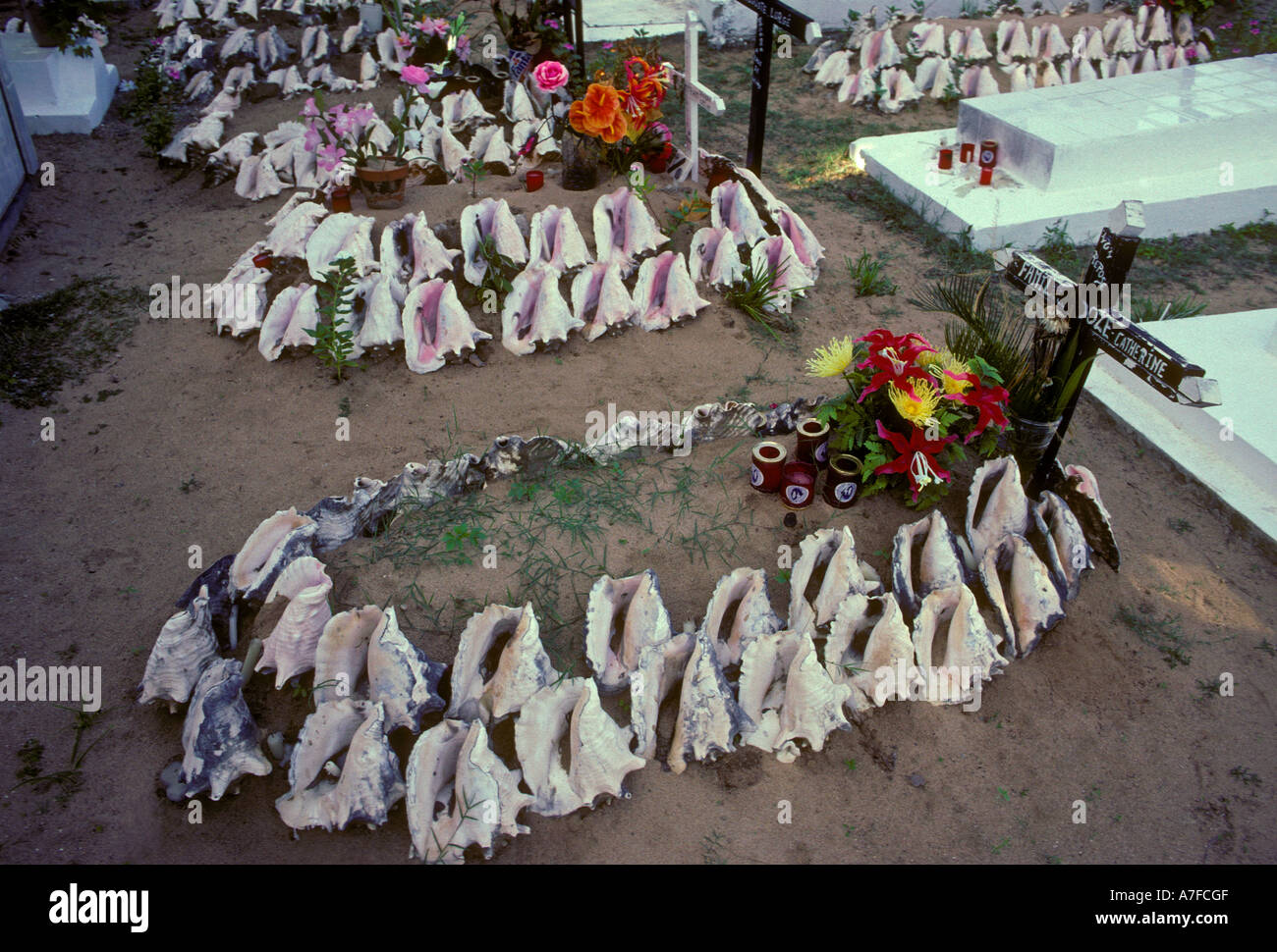 grave, gravesite, conch shell, conch shells, cemetery, cemeteries, Le
