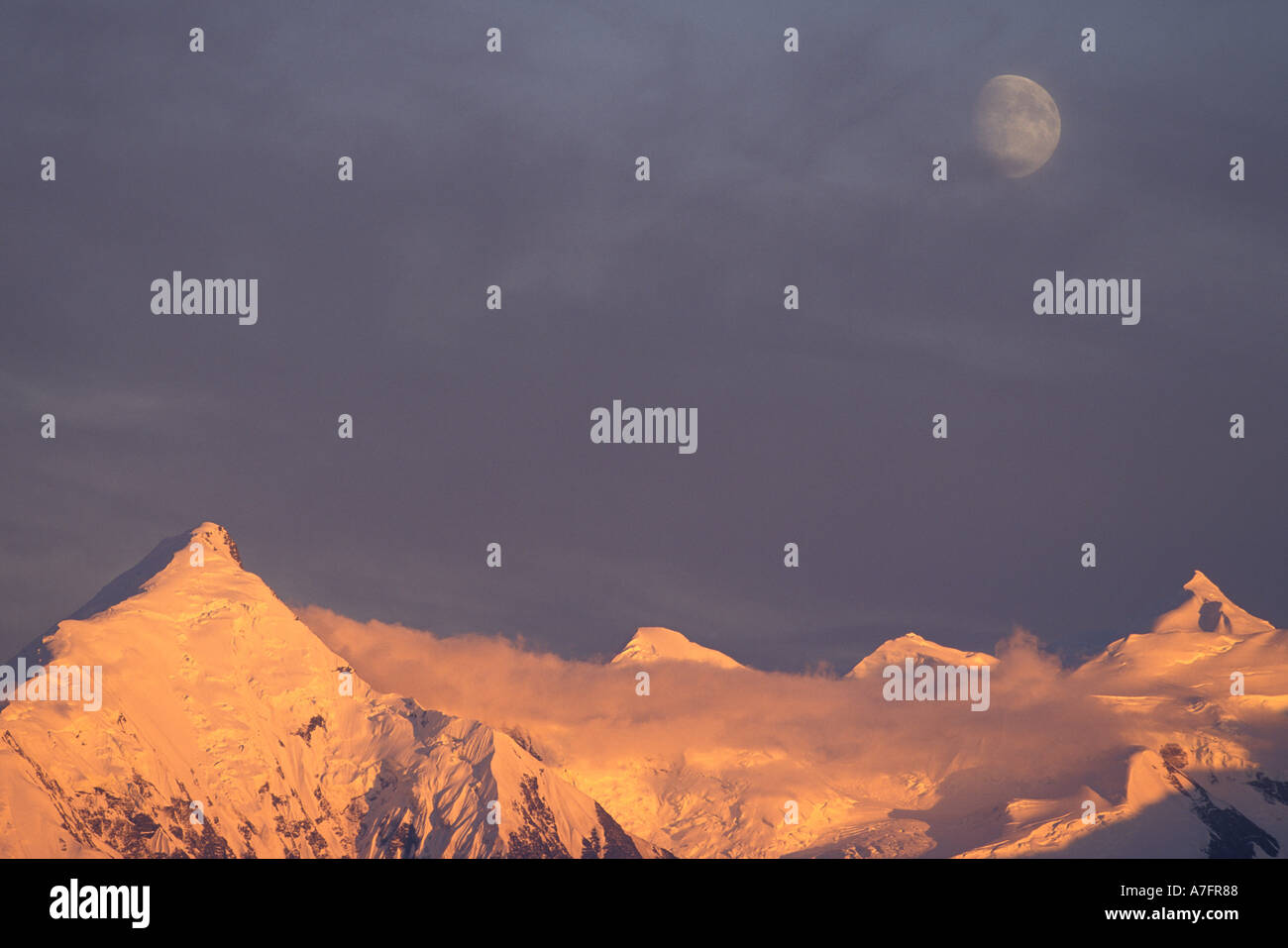 NA, USA, Alaska, Denali NP, Alaska Range, Mt. Silverthrone and Brooks, moon rise Stock Photo