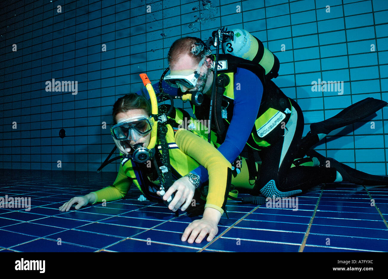 scuba diving lessons in a swimming pool recovery Germany Munich