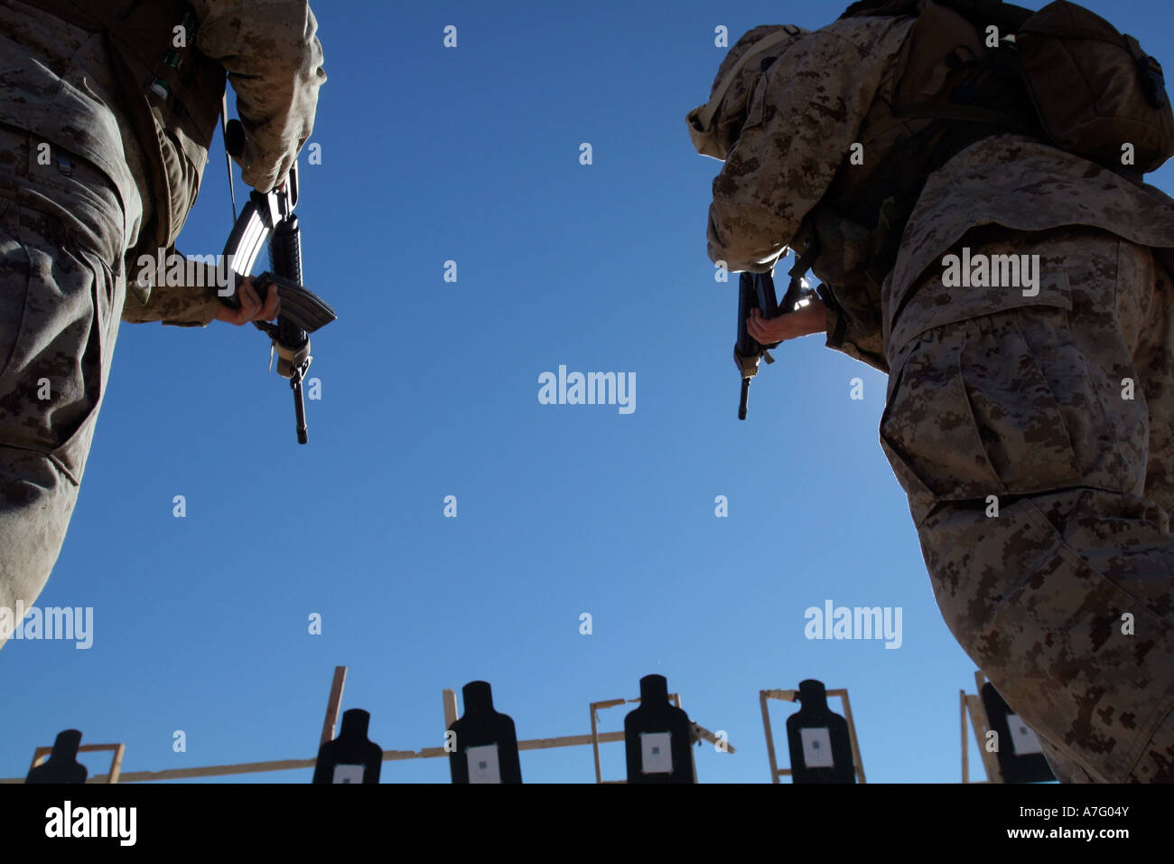 Soldiers aiming guns hi-res stock photography and images - Alamy
