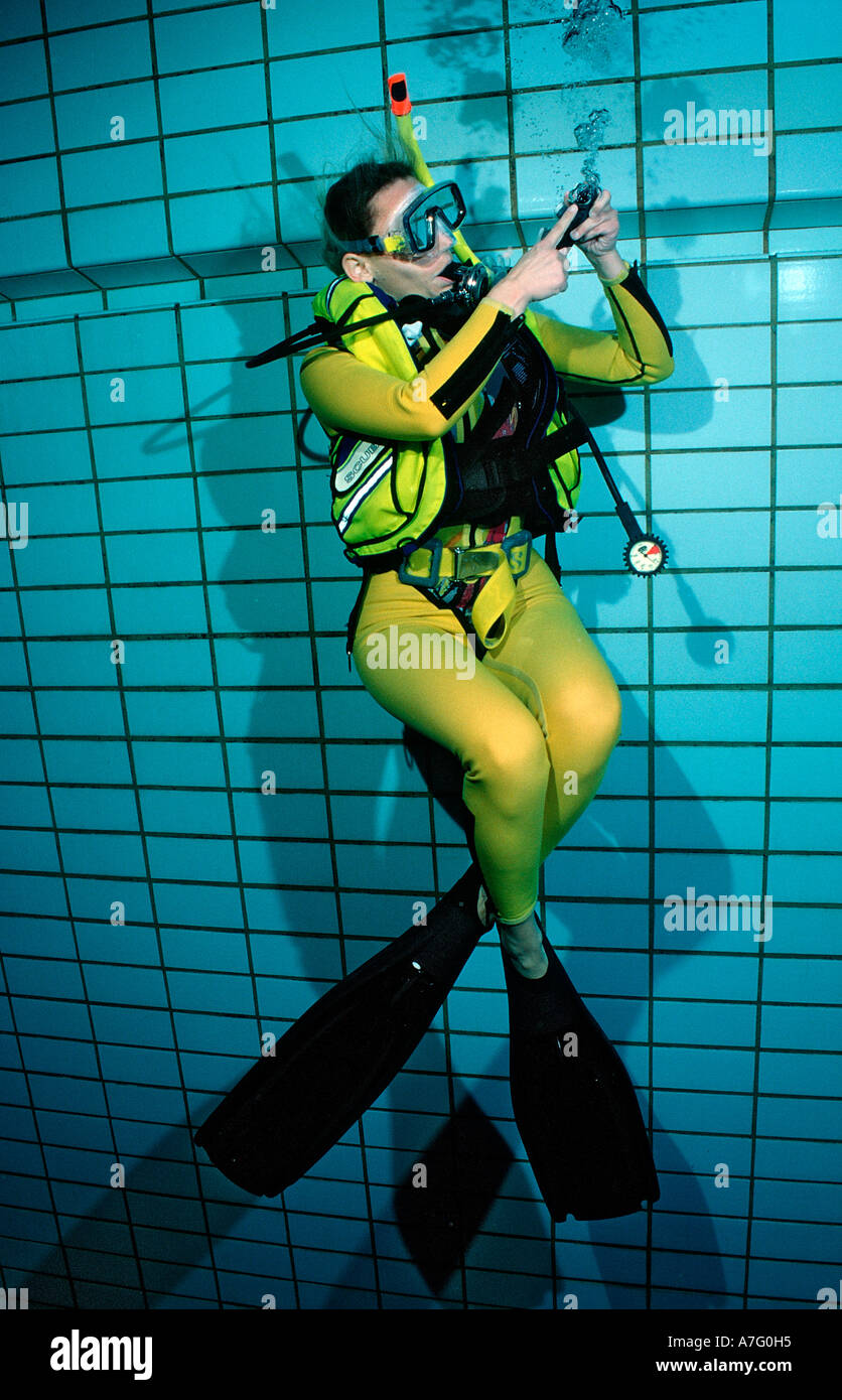 scuba diving lessons in a swimming pool buoyancy Germany Munich