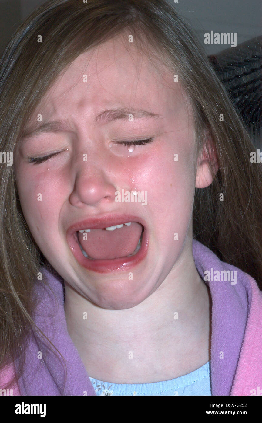 Girl 7 cry hi-res stock photography and images - Alamy