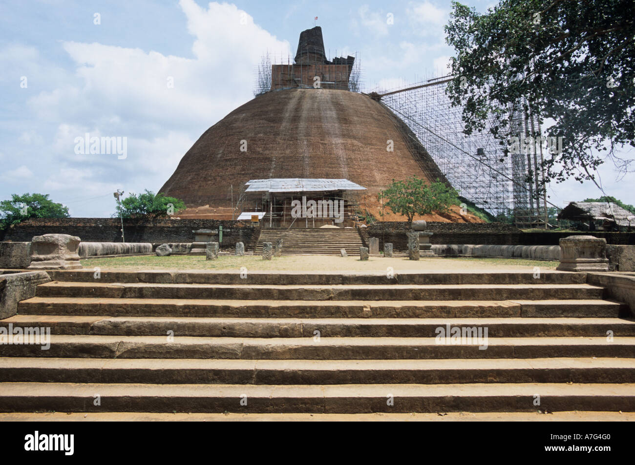 Planned as the world's largest dagoba, the Demala Maha Seya under