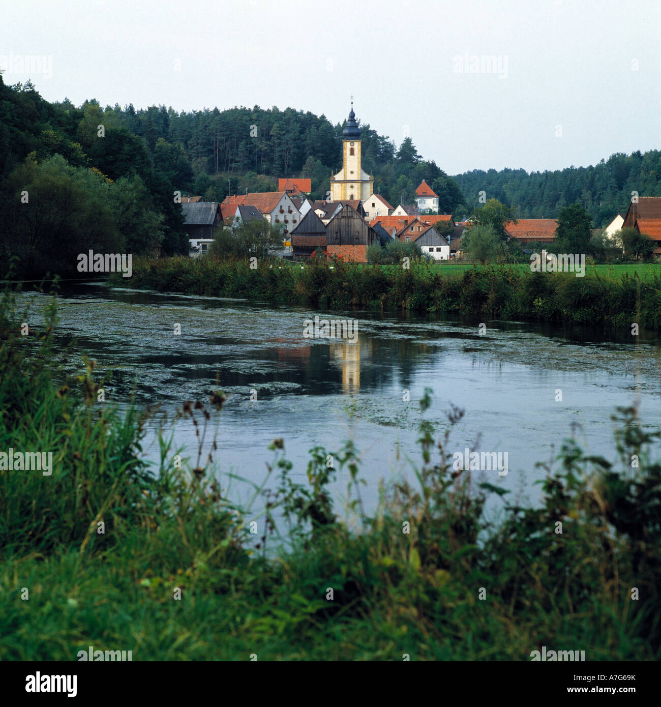 Flusslandschaft der Wiesent mit dem Ort Nankendorf, Waischenfeld