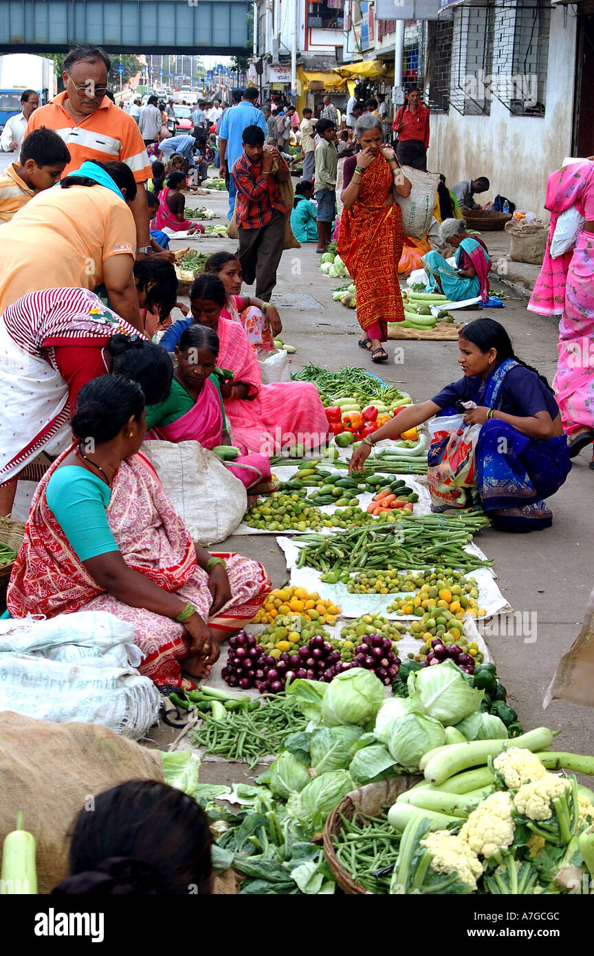 PKB77883 Indian vegetable market on road side at Dadar in Bombay now Mumbai Maharashtra India Stock Photo