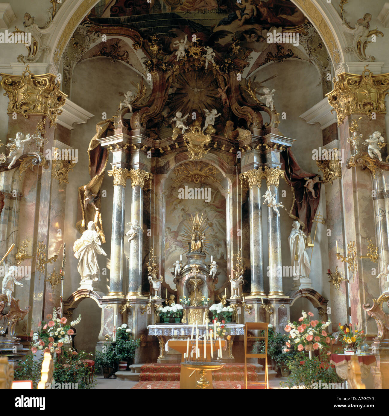 Hochaltar mit Figurengruppe Mutter Anna Selbdritt in der Wallfahrtskirche Sankt Anna in Haigerloch, Schwaebische Alb, Baden-Wuerttemberg Stock Photo
