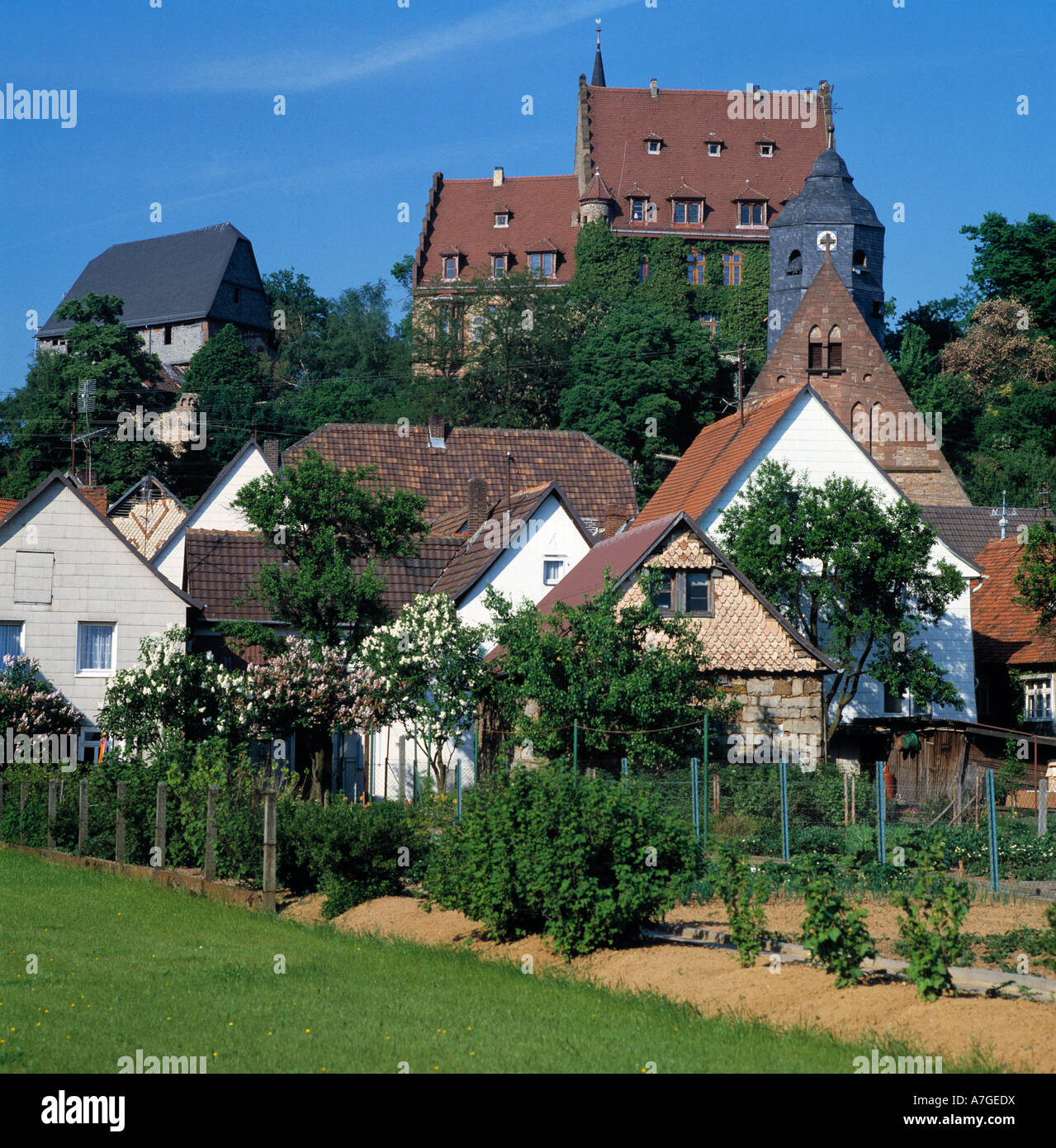 Panoramaansicht von Schweinsberg mit Burganlage und Kirche Sankt Stephan, Stadtallendorf-Schweinsberg, Hessisches Bergland, Hessen Stock Photo