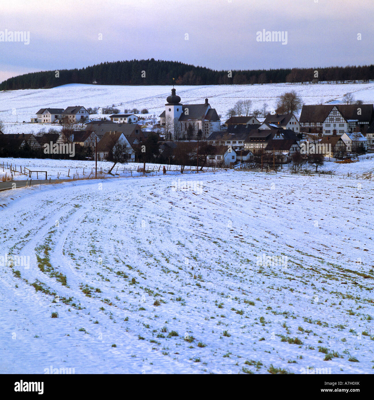 verschneite Winterlandschaft mit dem Dorf Bracht im Hintergrund, Schmallenberg-Bracht, Naturpark Rothaargebirge, Sauerland, Nordrhein-Westfalen Stock Photo