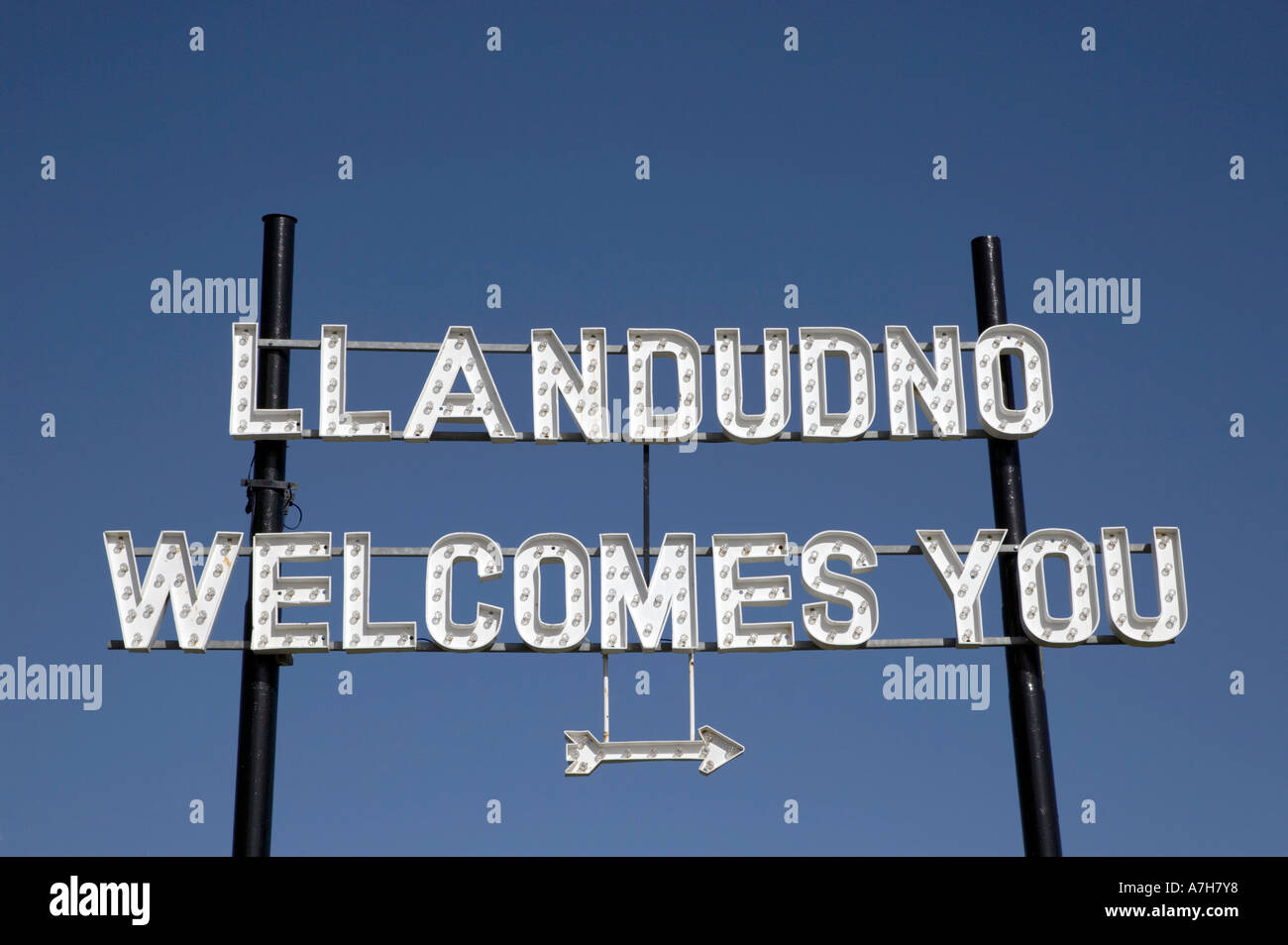 Llandudno welcomes you sign on the seafront approach to Llandudno town in North Wales Stock Photo